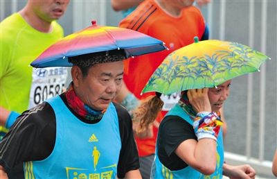 兩名戴著傘帽的參賽者正在參加比賽。