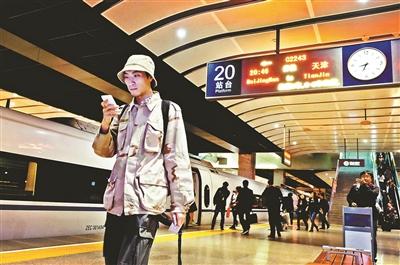 家住天津，在北京工作，呂先生每天乘坐京津城際列車上下班