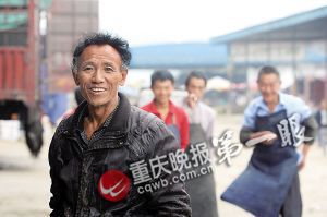 唐再海因?yàn)槠つw黝黑，工友們都打趣地稱呼他為“非洲人”。