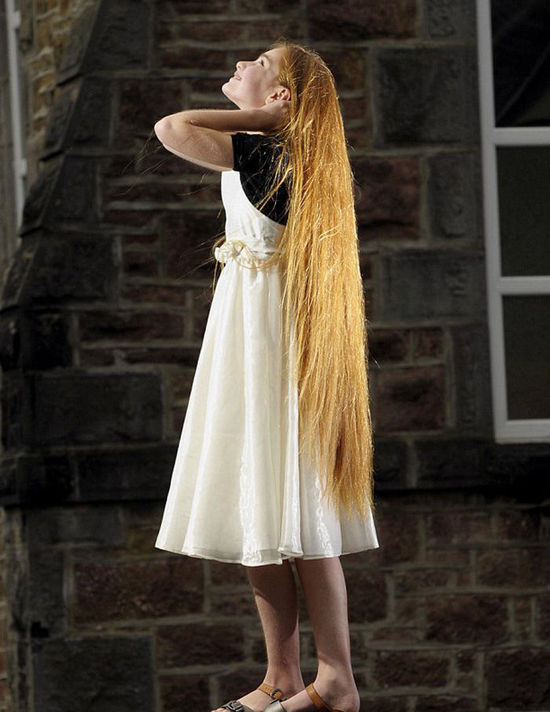 英國(guó)少女長(zhǎng)發(fā)及膝 洗頭需1小時(shí)(組圖)