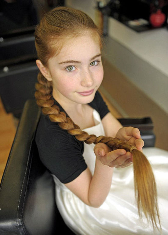 英國(guó)少女長(zhǎng)發(fā)及膝 洗頭需1小時(shí)(組圖)