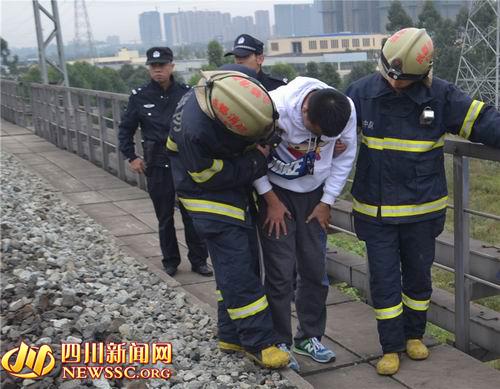 18歲少年走鐵軌被過路火車嚇癱 無法行走被架走 18歲少年走鐵軌被過路火車嚇癱 無法行走被架走