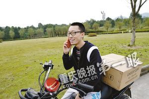 在推銷(xiāo)路上，黃鑫接到一位女生要衛(wèi)生巾的電話，顯得十分高興。