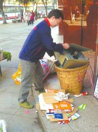 王光偉靠收廢品拾荒為生，每月僅有1000元的微薄收入。
