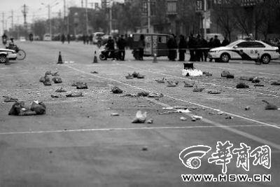 2014年1月6日，在蒲城縣迎賓路，警方在案發(fā)現(xiàn)場路面劃分了86個(gè)方格，提取現(xiàn)場遺留爆炸物品進(jìn)行取證