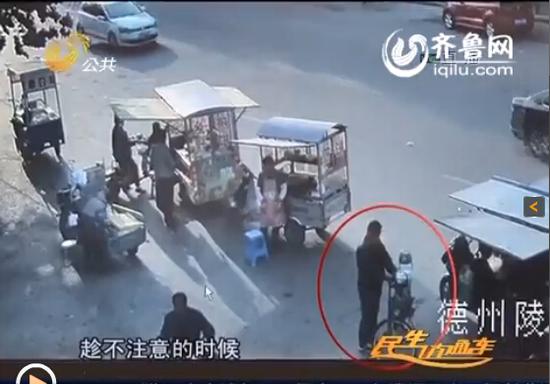 在臨盤市場(chǎng)被抓之后，薦某竟然拿出了一把匕首