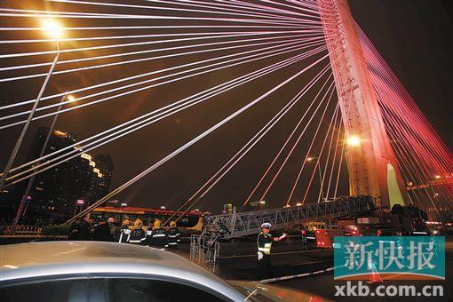 昨日深夜，橋上東側空出兩條車道用來救援。