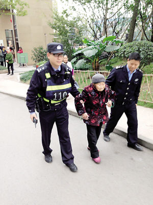 吳俁和李文學(xué)決定先將老太送到轄區(qū)聯(lián)芳派出所核實身份