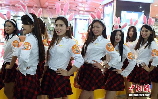 11月11日晚，一百位統(tǒng)一打扮的“兔女郎”現(xiàn)身南京新街口，逛街看電影玩快閃，走到哪里都被圍觀。