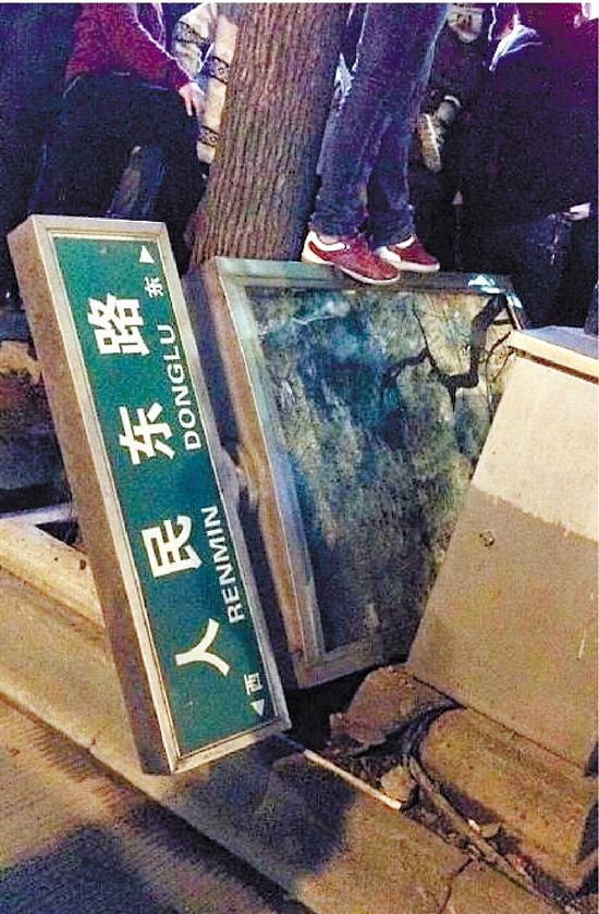 路牌都踩翻，還有人上了樹，城管不出手，也確實(shí)不大合適。