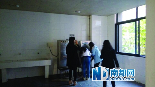 距接熱水的茶房約20米。 南都記者 張少杰 攝