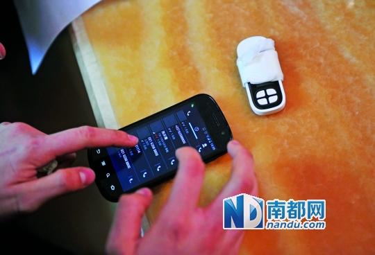 一個號碼為021-62588800的電話自稱上海靜安區(qū)公安分局，騙走了小程148萬。記者 梁煒培 攝