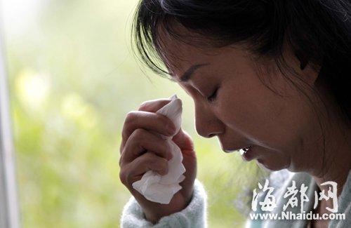 小梅的媽媽看到女兒發(fā)來的信息，就忍不住落淚
