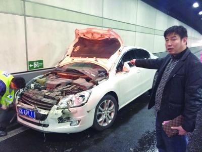 白色標(biāo)致車車頭嚴(yán)重?fù)p毀。