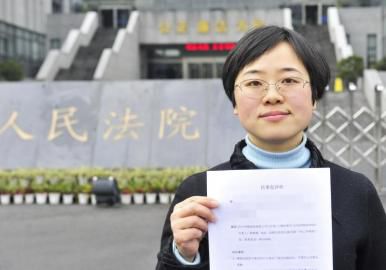 12月3日，起訴代理人出示公訴書。
