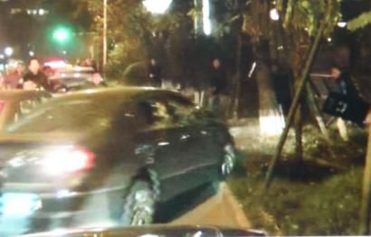 作案嫌疑車輛竄上綠化帶。（據(jù)警方視頻截圖）