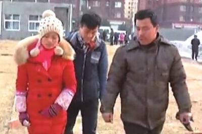 “失蹤”后又回家的越南新娘小吳(左)和家人到警方報(bào)案。視頻截圖