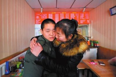 何女士找到了兒子小新后，把兒子緊緊抱在懷里。京華時(shí)報(bào)記者趙思衡攝