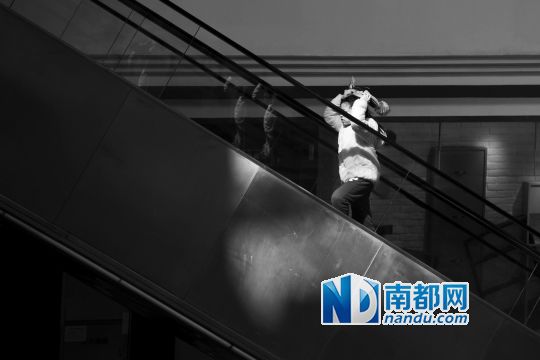12月12日上午，正佳廣場(chǎng)內(nèi)，任淘淘在扶梯上奔跑玩耍。