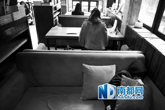 12月12日上午，不打烊書(shū)店里，12歲的楊東吃完午飯后抱著抱枕蜷在沙發(fā)里睡覺(jué)。