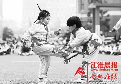 兩名小朋友在進行武術(shù)對打表演。