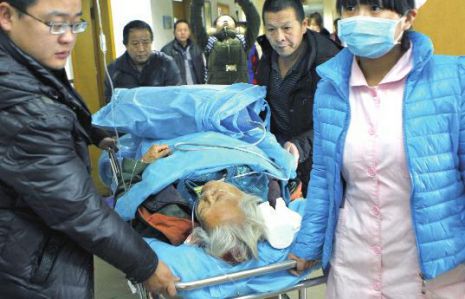 排隊領免費白菜，86歲老太摔倒顱內出血。