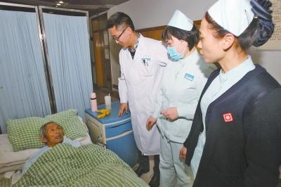 老人病治好了，可他卻一直躺在醫(yī)院的病床上。