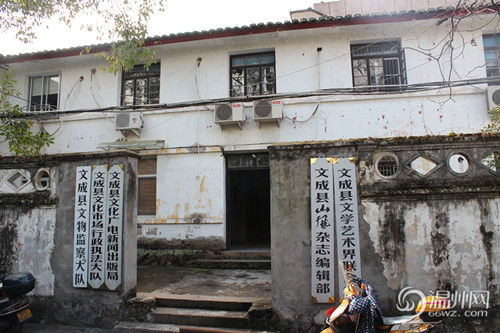 文成縣府大院除了主樓外，其他的基本為磚木結(jié)構(gòu)的兩層小樓