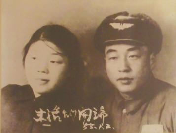 當年的結婚照老人還保留得很好。