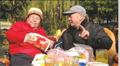 結婚60年，梁玉芹婆婆和王再功爺爺恩愛如初。