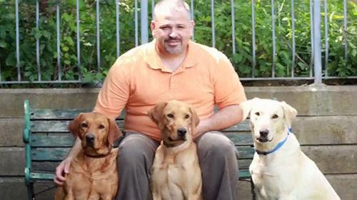 圖為吉姆和他的專業(yè)臭蟲探測犬在一起。