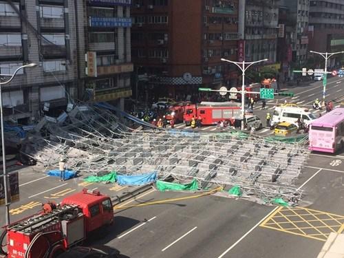 臺(tái)北市寧波東街和羅斯福路交叉口23日有腳手架倒塌，占據(jù)車道。臺(tái)灣“中央社”