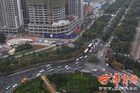 近日，不少通過陳楊寨轉(zhuǎn)盤的司機(jī)發(fā)現(xiàn)，4個方向的路口共新設(shè)了8個紅綠燈。