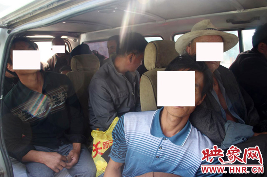 一輛8座的面包車竟然擠進17個人。