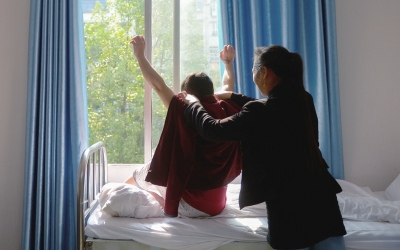 出院前，窗外透進(jìn)一道陽(yáng)光，打在他的身上。