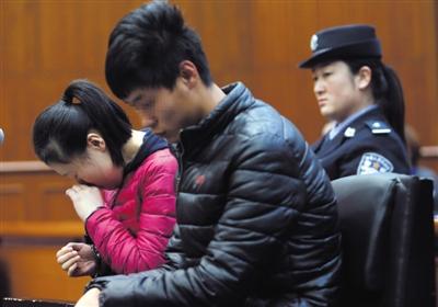 昨日，因殺死自己的親生兒子，被告人王某受審，其男友喬某則因涉嫌幫助毀滅證據(jù)罪受審。