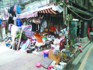 工作人員清理前，阿姨家周圍垃圾如山。