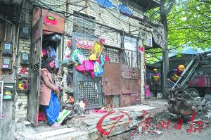 阿姨看著大家清理她堆積的垃圾。廣州日報(bào)記者李波 攝