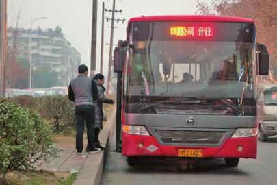 1月6日下午，資陽一輛15路公交車?？吭诋敃r事發(fā)車站。