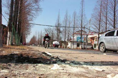 現(xiàn)場有條帶血的輪胎印記。