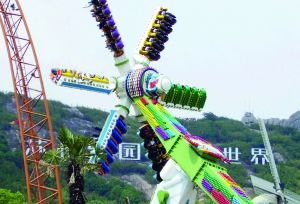 3月28日零點(diǎn)剛過幾分鐘，上海迪士尼6月16日開園日的門票就宣告售罄，巨大的訪問量一度導(dǎo)致票務(wù)系統(tǒng)出現(xiàn)間歇性故障，被網(wǎng)友調(diào)侃“激烈程度堪比春運(yùn)”。網(wǎng)上甚至有“黃牛”將一張開園門票炒到幾千元。