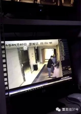 一女子在酒店被陌生男子拖拽。    視頻截圖