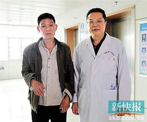 黃式水與增城區(qū)人民醫(yī)院醫(yī)生合影。 通訊員供圖
