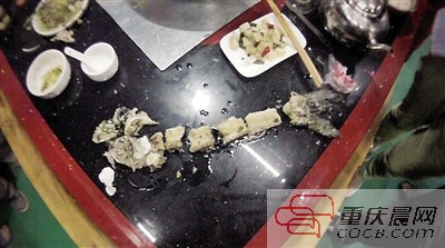 拼出魚骨，推斷魚沒有3斤8兩。 本報記者 平索茜 攝
