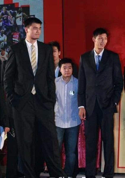 鄧超夫婦以及于嘉、林書豪，放在人群里都是不錯的身高，顯然，他們選錯了參照物。