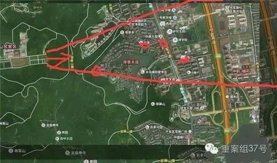 射擊場子彈射出方向（紅箭頭）有多個(gè)居民小區(qū) 。 圖片來源：交匯點(diǎn)新聞
