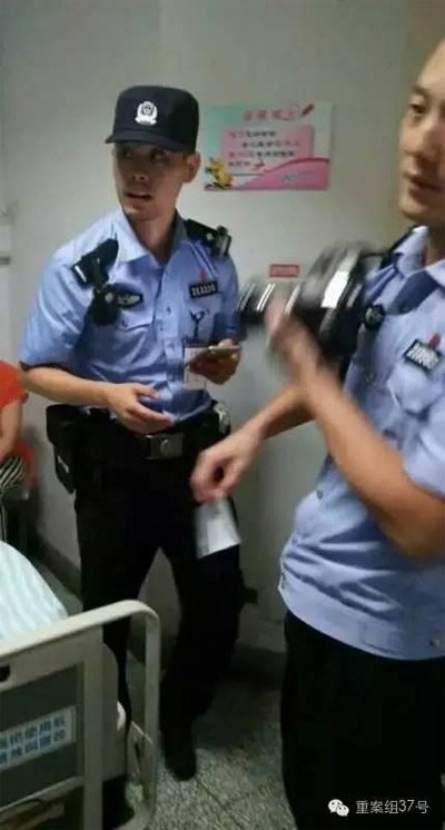 民警到醫(yī)院對秦女士體內(nèi)子彈取證調(diào)查。 受訪者供圖