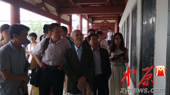 余光中、汪國真做客杜甫故里 共話詩圣家國情懷