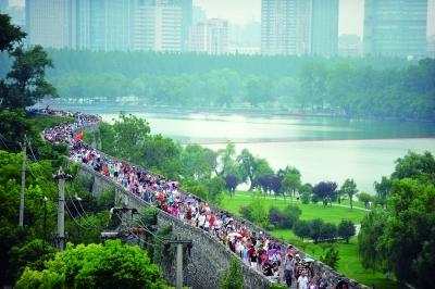 　　昨天,數(shù)萬(wàn)南京市民參加“環(huán)城七十里”徒步走,圖為解放門城墻上密集的人群。 本版攝影 實(shí)習(xí)生 王甜