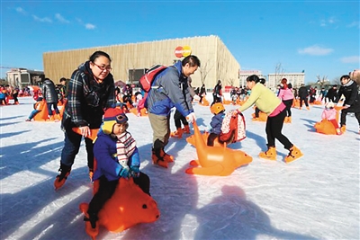 游客體驗五棵松冰世界體育樂園。